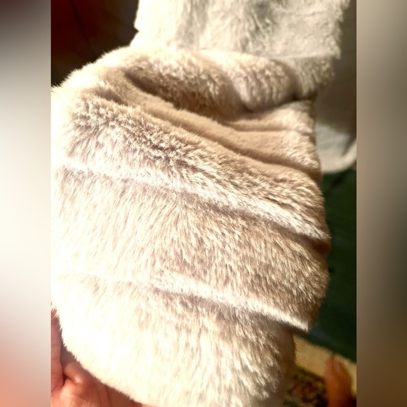 Women's Winter Collarless Faux Fur Coat light grey size Large.New with tags. - Picture 4 of 6